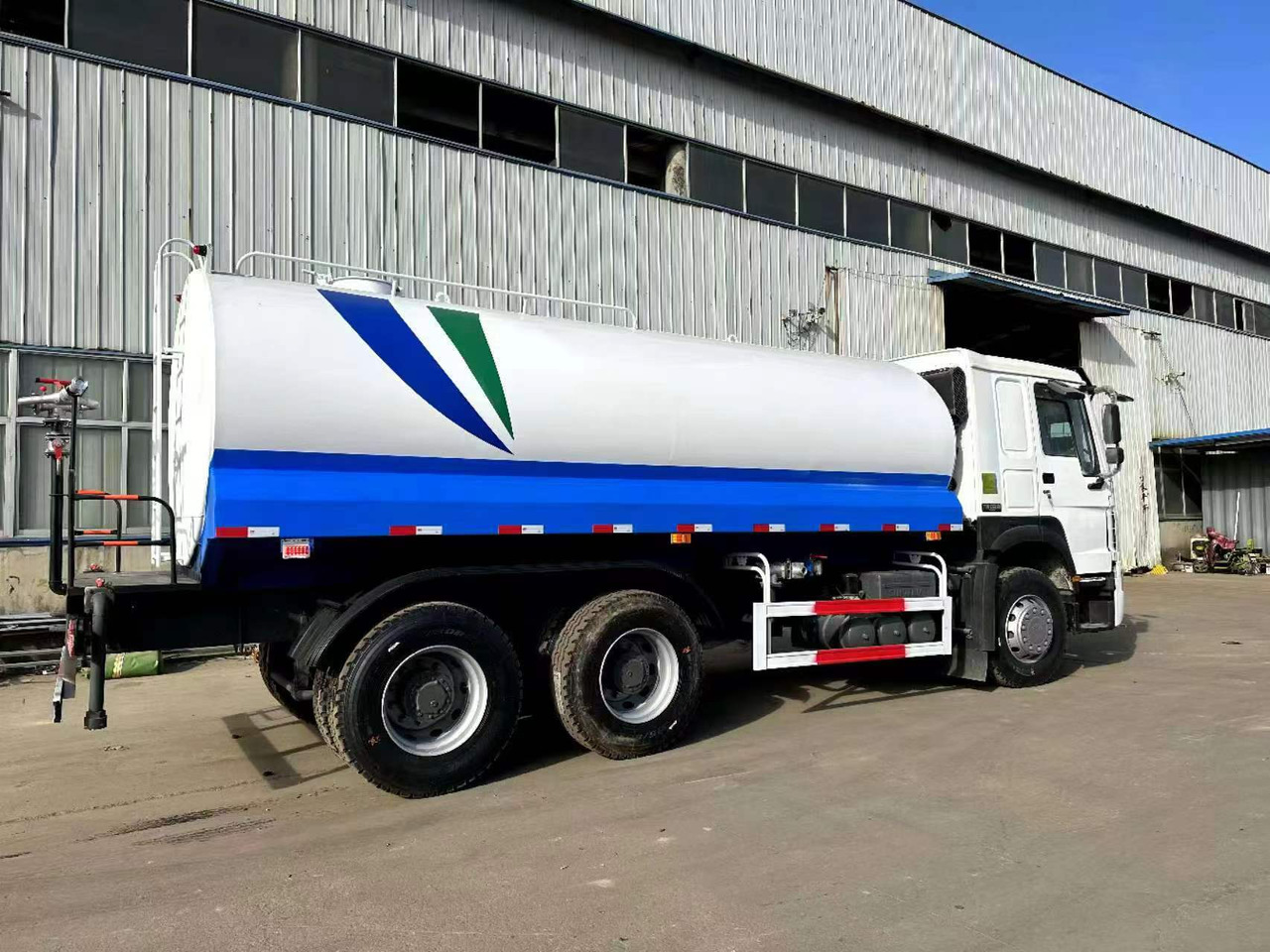 SINOTRUK HOWO 371 20 cubic meter sprinkler - Containertransporter/ Wissellaadbak vrachtwagen: afbeelding 5 SINOTRUK HOWO 371 20 cubic meter sprinkler - Containertransporter/ Wissellaadbak vrachtwagen: afbeelding 5