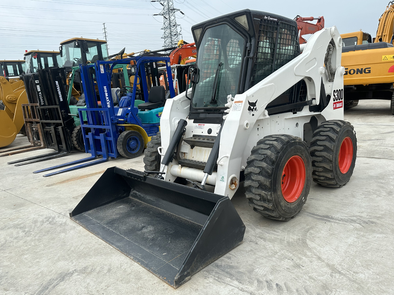 Second hand Hot sale skid-steers Bobcat S300 - Bouwmachine: afbeelding 1 Second hand Hot sale skid-steers Bobcat S300 - Bouwmachine: afbeelding 1