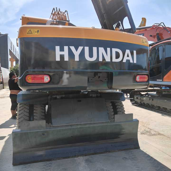 Well-Maintained Hyundai 210-9Used Wheel Excavator Construction Machine | No Major Repairs | Price Negotiable - Mobiele graafmachine: afbeelding 2 Well-Maintained Hyundai 210-9Used Wheel Excavator Construction Machine | No Major Repairs | Price Negotiable - Mobiele graafmachine: afbeelding 2