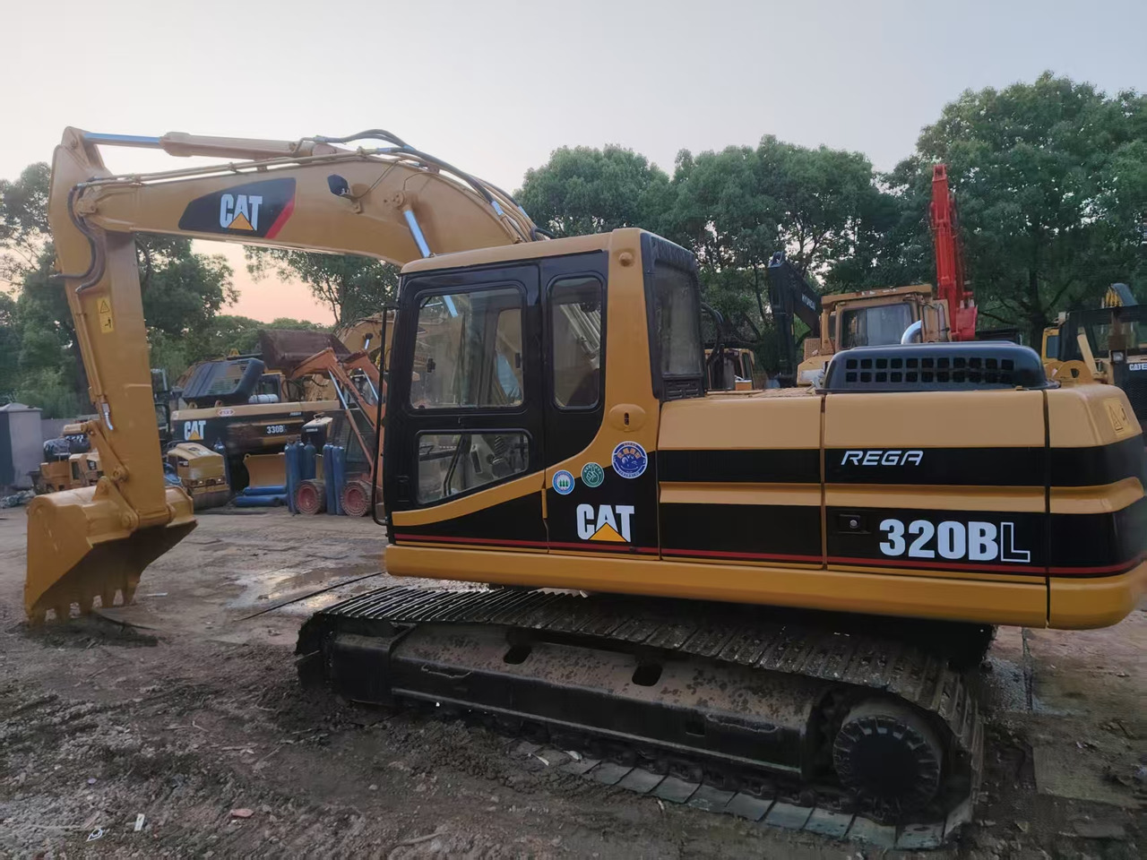 CATERPILLAR 320B - Rupsgraafmachine: afbeelding 1 CATERPILLAR 320B - Rupsgraafmachine: afbeelding 1