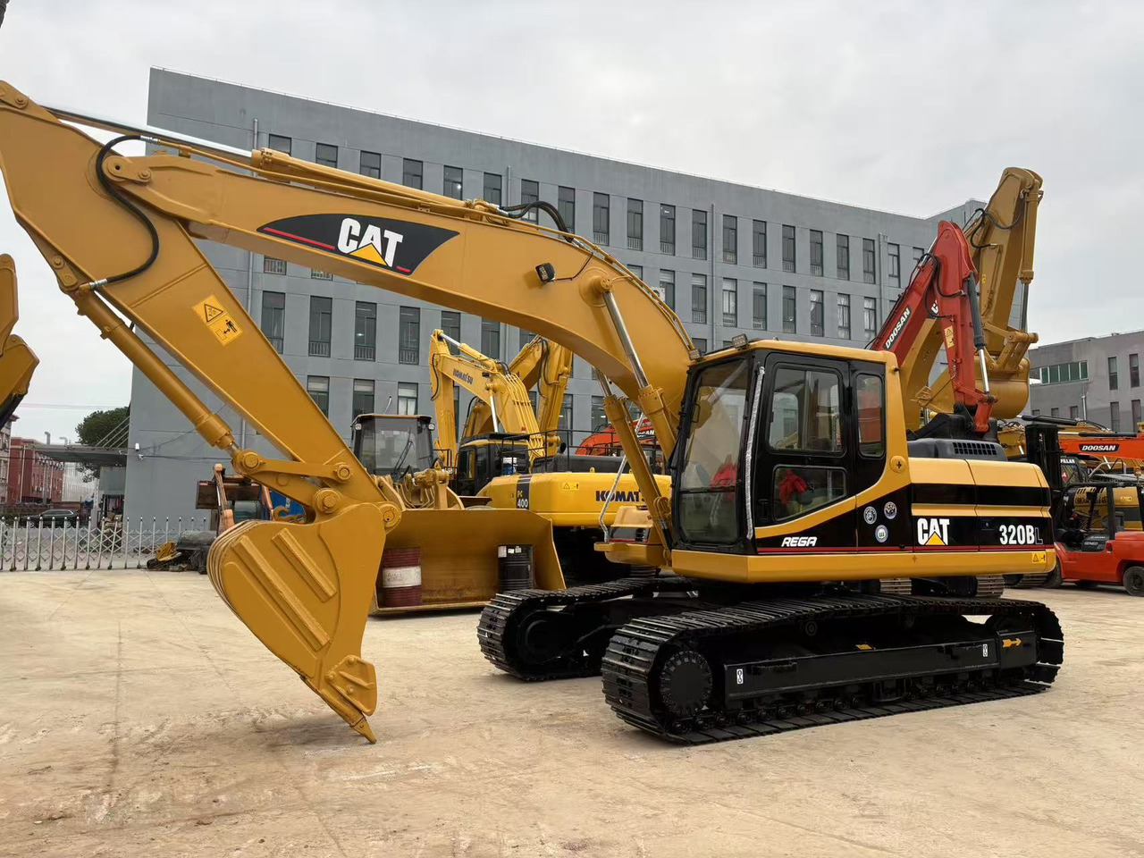 CATERPILLAR 320BL - Rupsgraafmachine: afbeelding 2 CATERPILLAR 320BL - Rupsgraafmachine: afbeelding 2