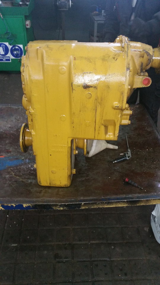 Skrzynia biegów Clark R28000 do Clark R24000, R28000, R32000, R34000, R36000 - Versnellingsbak voor Bouwmachine: afbeelding 1 Skrzynia biegów Clark R28000 do Clark R24000, R28000, R32000, R34000, R36000 - Versnellingsbak voor Bouwmachine: afbeelding 1