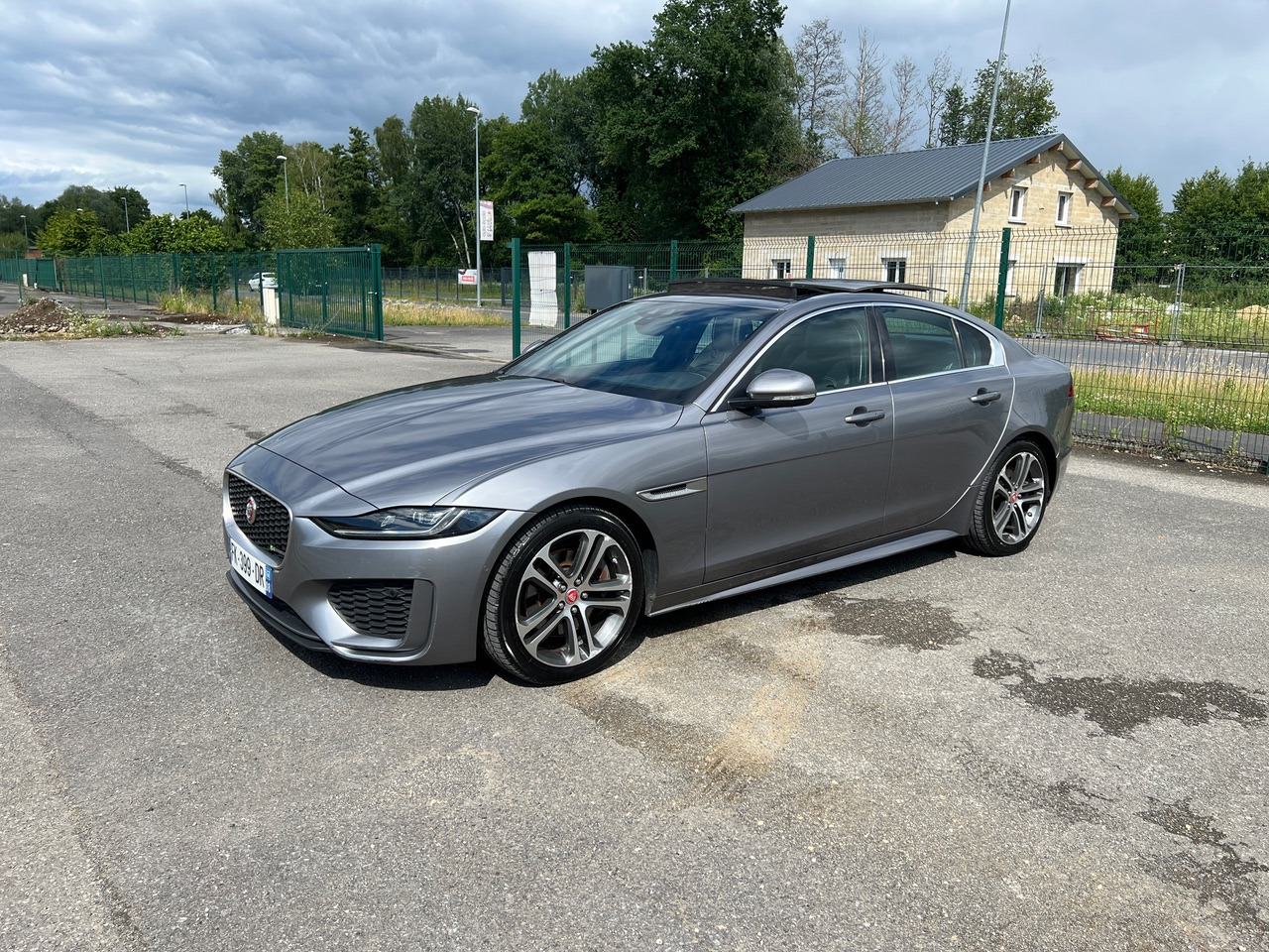 JAGUAR XE 20MY SE R-DYN. 2.0L D 180 BVA8 Cockpit PANO - Sedan: afbeelding 1 JAGUAR XE 20MY SE R-DYN. 2.0L D 180 BVA8 Cockpit PANO - Sedan: afbeelding 1