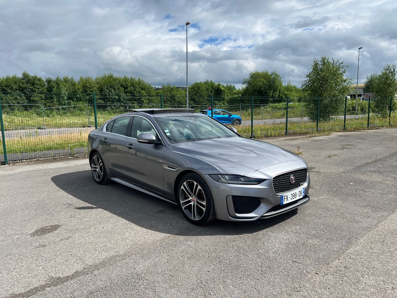 JAGUAR XE 20MY SE R-DYN. 2.0L D 180 BVA8 Cockpit PANO - Sedan: afbeelding 4 JAGUAR XE 20MY SE R-DYN. 2.0L D 180 BVA8 Cockpit PANO - Sedan: afbeelding 4