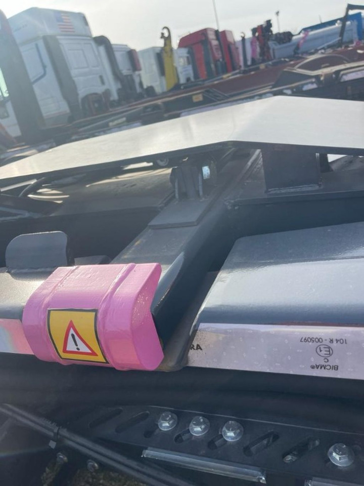 BLOCCAGGIO POSTERIORE ESTERNO - Carrosserie en exterieur voor Vrachtwagen: afbeelding 1 BLOCCAGGIO POSTERIORE ESTERNO - Carrosserie en exterieur voor Vrachtwagen: afbeelding 1