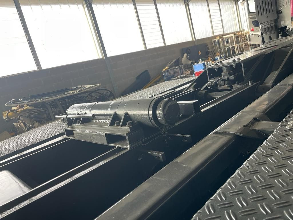 BLOCCAGGIO POSTERIORE INTERNO CON 2 PISTONI - Carrosserie en exterieur voor Vrachtwagen: afbeelding 1 BLOCCAGGIO POSTERIORE INTERNO CON 2 PISTONI - Carrosserie en exterieur voor Vrachtwagen: afbeelding 1