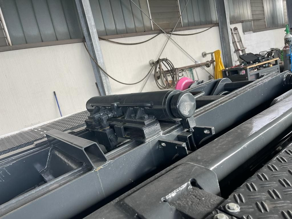 BLOCCAGGIO POSTERIORE INTERNO CON 2 PISTONI - Carrosserie en exterieur voor Vrachtwagen: afbeelding 4 BLOCCAGGIO POSTERIORE INTERNO CON 2 PISTONI - Carrosserie en exterieur voor Vrachtwagen: afbeelding 4