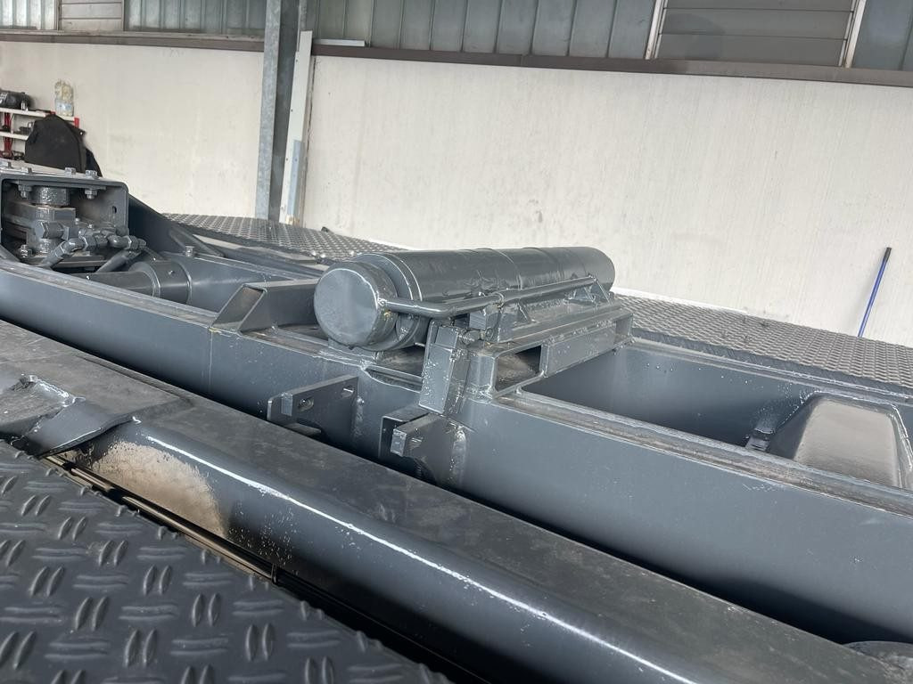 BLOCCAGGIO POSTERIORE INTERNO CON 2 PISTONI - Carrosserie en exterieur voor Vrachtwagen: afbeelding 2 BLOCCAGGIO POSTERIORE INTERNO CON 2 PISTONI - Carrosserie en exterieur voor Vrachtwagen: afbeelding 2