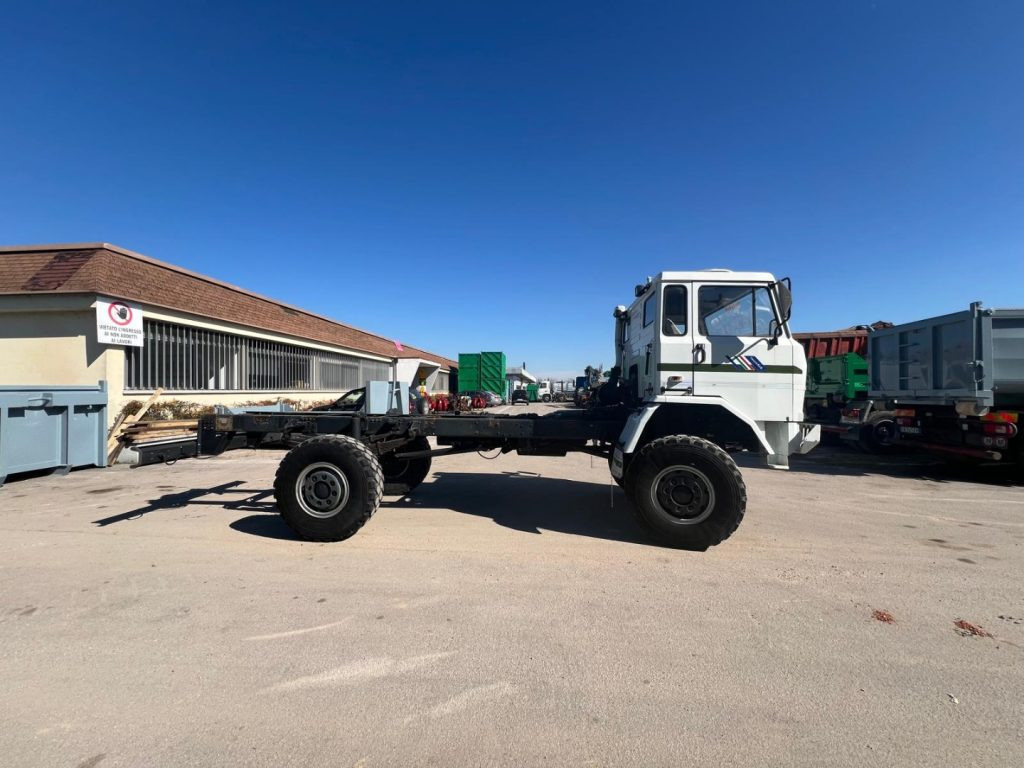 IVECO 100 4X4 BALESTRATO ANTERIORE E POSTERIO - Chassis vrachtwagen: afbeelding 4 IVECO 100 4X4 BALESTRATO ANTERIORE E POSTERIO - Chassis vrachtwagen: afbeelding 4