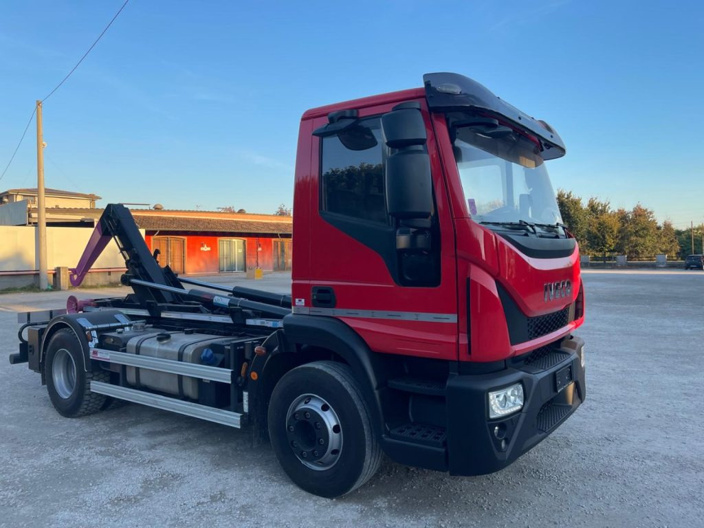 IVECO EUROCARGO 160E32 CON SCARRABILE NUOVO - Haakarmsysteem vrachtwagen: afbeelding 2 IVECO EUROCARGO 160E32 CON SCARRABILE NUOVO - Haakarmsysteem vrachtwagen: afbeelding 2