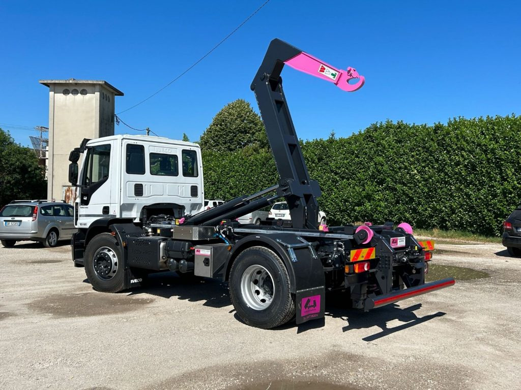IVECO EUROCARGO 180E32K NUOVO SCARRABILE - Haakarmsysteem vrachtwagen: afbeelding 4 IVECO EUROCARGO 180E32K NUOVO SCARRABILE - Haakarmsysteem vrachtwagen: afbeelding 4