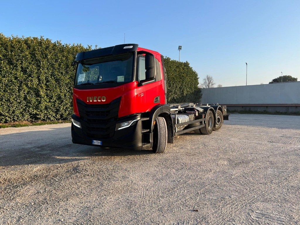 IVECO X-WAY AD260 NUOVO TARGATO SCARRABILE - Haakarmsysteem vrachtwagen: afbeelding 1 IVECO X-WAY AD260 NUOVO TARGATO SCARRABILE - Haakarmsysteem vrachtwagen: afbeelding 1