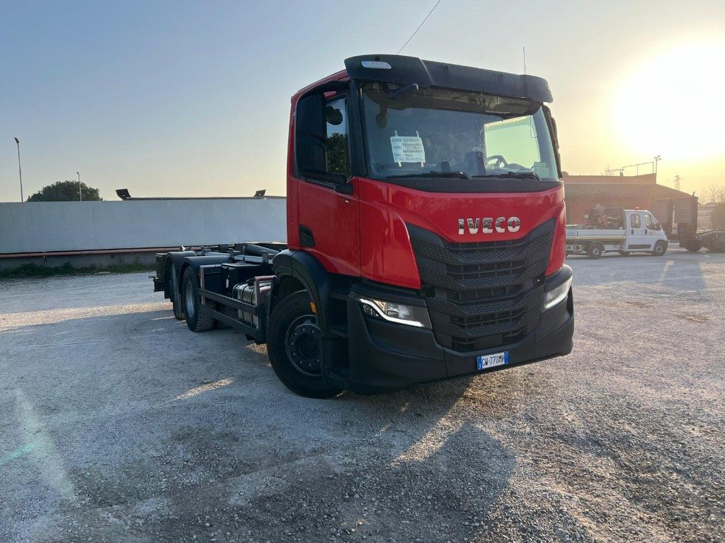 IVECO X-WAY AD260 NUOVO TARGATO SCARRABILE - Haakarmsysteem vrachtwagen: afbeelding 2 IVECO X-WAY AD260 NUOVO TARGATO SCARRABILE - Haakarmsysteem vrachtwagen: afbeelding 2
