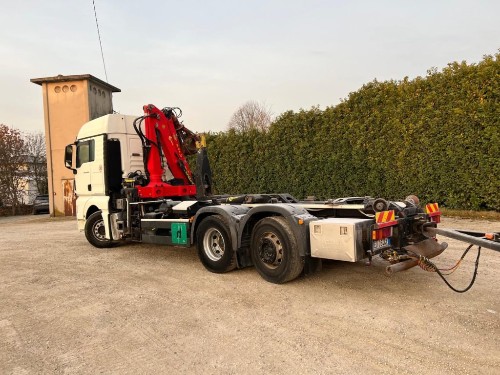 MAN TGX 26.440 SCARRABILE CON GRU - Haakarmsysteem vrachtwagen: afbeelding 4 MAN TGX 26.440 SCARRABILE CON GRU - Haakarmsysteem vrachtwagen: afbeelding 4