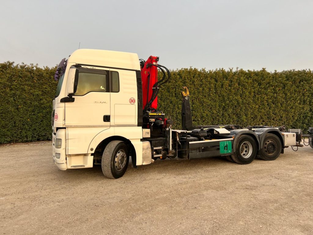 MAN TGX 26.440 SCARRABILE CON GRU - Haakarmsysteem vrachtwagen: afbeelding 2 MAN TGX 26.440 SCARRABILE CON GRU - Haakarmsysteem vrachtwagen: afbeelding 2