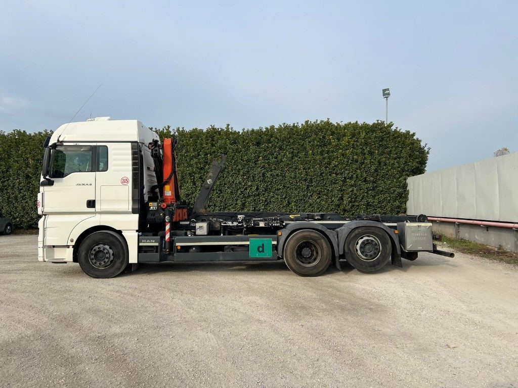 MAN TGX 26.480 SCARRABILE CON GRU DIETRO CABINA - Haakarmsysteem vrachtwagen: afbeelding 3 MAN TGX 26.480 SCARRABILE CON GRU DIETRO CABINA - Haakarmsysteem vrachtwagen: afbeelding 3