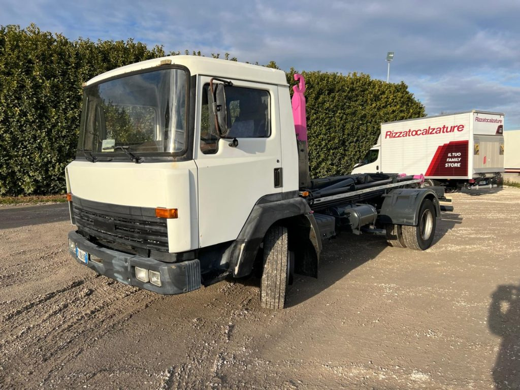 NISSAN 130/115 SCARRABILE - Haakarmsysteem vrachtwagen: afbeelding 1 NISSAN 130/115 SCARRABILE - Haakarmsysteem vrachtwagen: afbeelding 1