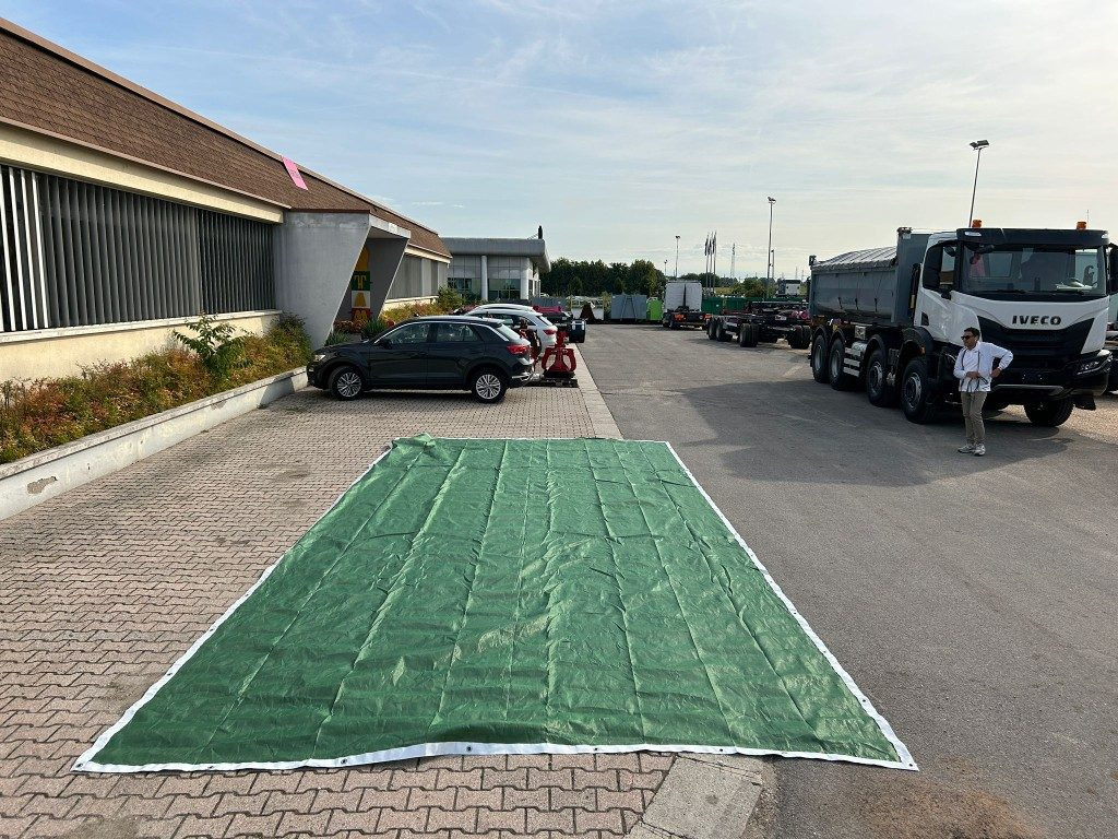 RETE ANTIGRANDINE NUOVA PER COPERTURA CONTAINERS - Carrosserie en exterieur voor Vrachtwagen: afbeelding 1 RETE ANTIGRANDINE NUOVA PER COPERTURA CONTAINERS - Carrosserie en exterieur voor Vrachtwagen: afbeelding 1