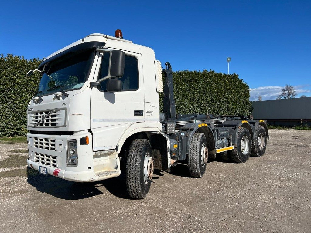 VOLVO FM440 SCARRABILE - Haakarmsysteem vrachtwagen: afbeelding 1 VOLVO FM440 SCARRABILE - Haakarmsysteem vrachtwagen: afbeelding 1