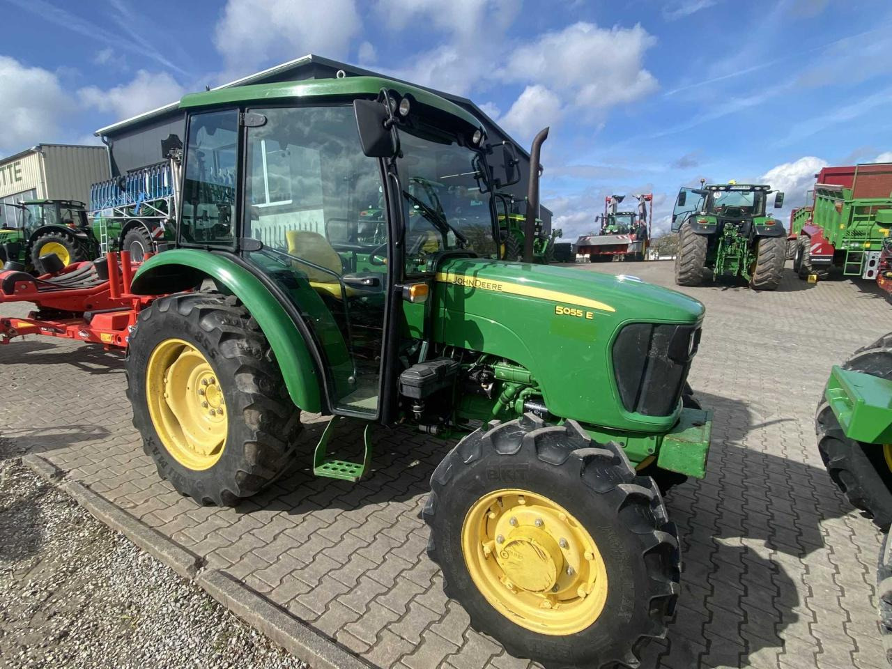 John Deere 5055E - Tractor: afbeelding 1 John Deere 5055E - Tractor: afbeelding 1