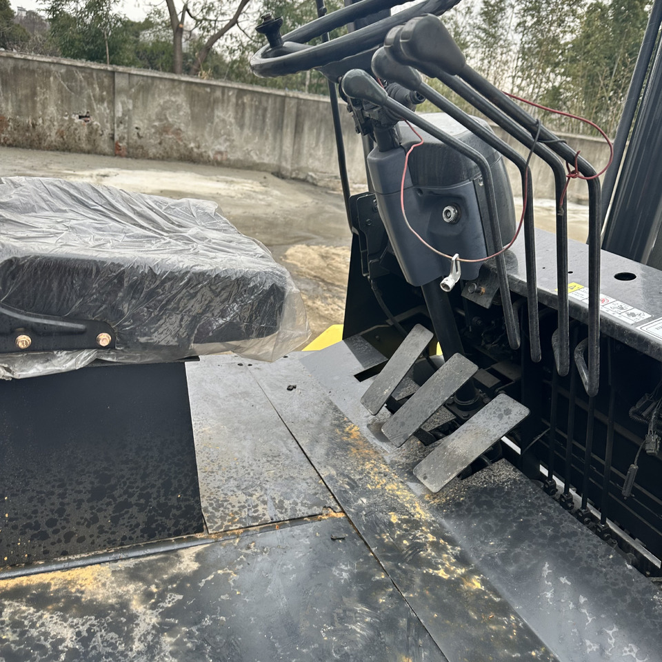 KOMATSU FD150 FD100 FD30 FD50 FD80 3Ton 5ton 8ton 10ton 15ton 16ton 20ton komatsu forklift - Diesel heftruck: afbeelding 5 KOMATSU FD150 FD100 FD30 FD50 FD80 3Ton 5ton 8ton 10ton 15ton 16ton 20ton komatsu forklift - Diesel heftruck: afbeelding 5