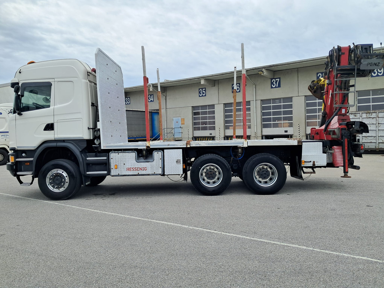 SCANIA G 490 6x6 Blatt-Blatt | Klima | Schaltgetriebe | Euro 6 | Penz-Kran 12Z | - Houttransport, Kraanwagen: afbeelding 4 SCANIA G 490 6x6 Blatt-Blatt | Klima | Schaltgetriebe | Euro 6 | Penz-Kran 12Z | - Houttransport, Kraanwagen: afbeelding 4
