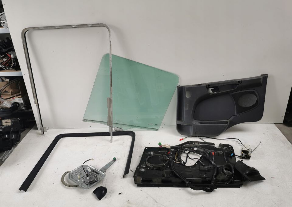 SZYBA TANPICERKA MECHANIZM ZAMEK SCANIA CP PRAWA - Deur en onderdelen: afbeelding 1 SZYBA TANPICERKA MECHANIZM ZAMEK SCANIA CP PRAWA - Deur en onderdelen: afbeelding 1