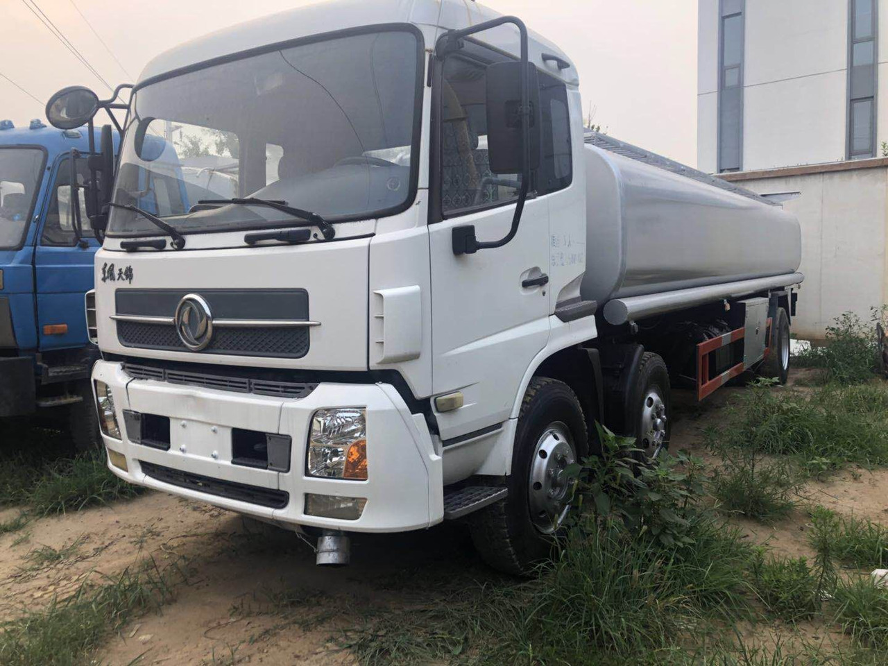DONGFENG fuel tanker CLICK HERE FOR DISCOUNT - Tankwagen: afbeelding 2 DONGFENG fuel tanker CLICK HERE FOR DISCOUNT - Tankwagen: afbeelding 2