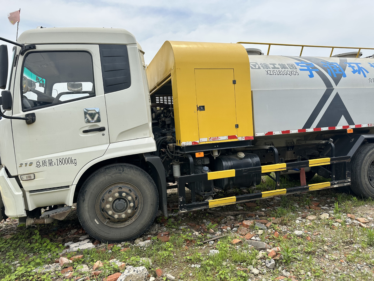 Dongfeng Large Vacuum Suction Truck - Vacuümwagen: afbeelding 4 Dongfeng Large Vacuum Suction Truck - Vacuümwagen: afbeelding 4
