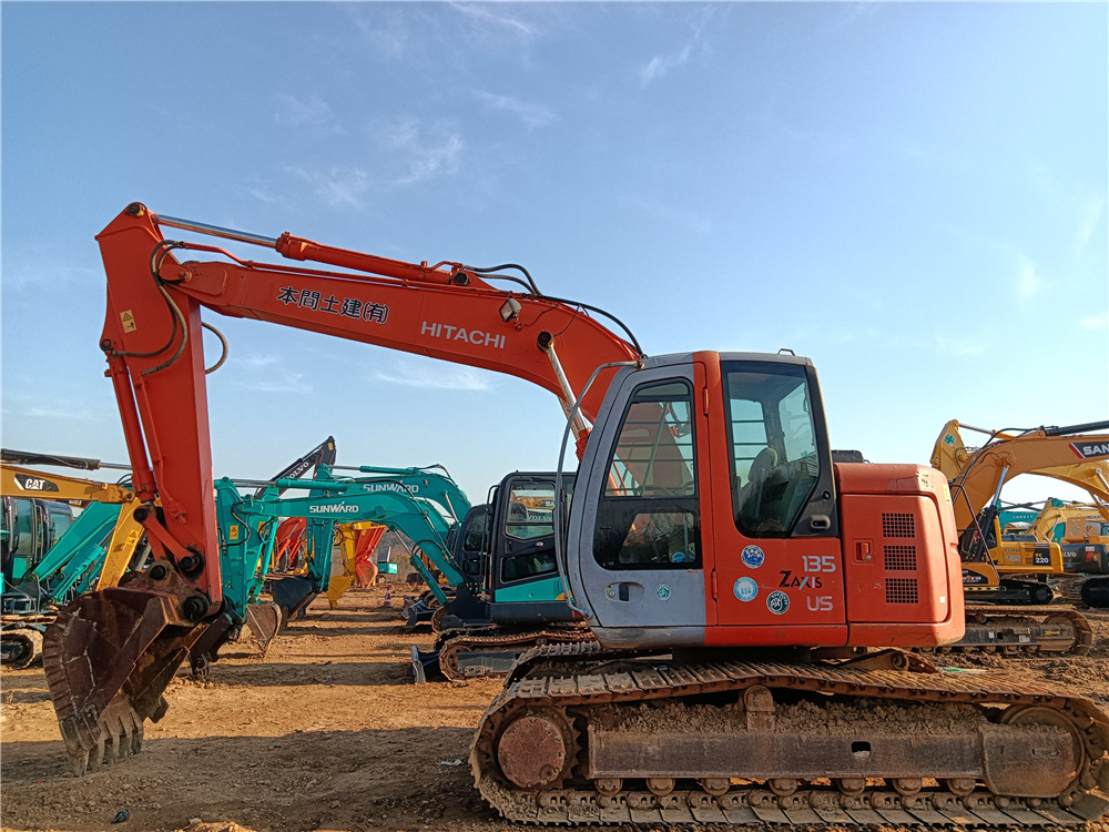 HITACHI ZX135 - Rupsgraafmachine: afbeelding 1 HITACHI ZX135 - Rupsgraafmachine: afbeelding 1