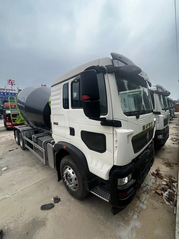 HOWO TX350 Cement Mixer Truck - Betonmixer: afbeelding 2 HOWO TX350 Cement Mixer Truck - Betonmixer: afbeelding 2