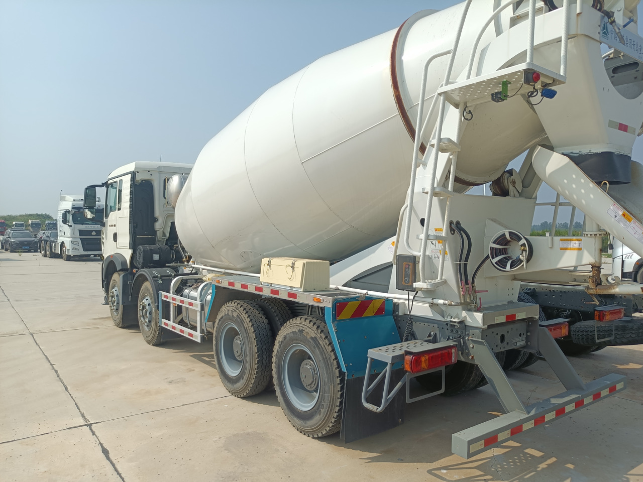 HOWO TX350 Cement Mixer Truck - Betonmixer: afbeelding 4 HOWO TX350 Cement Mixer Truck - Betonmixer: afbeelding 4