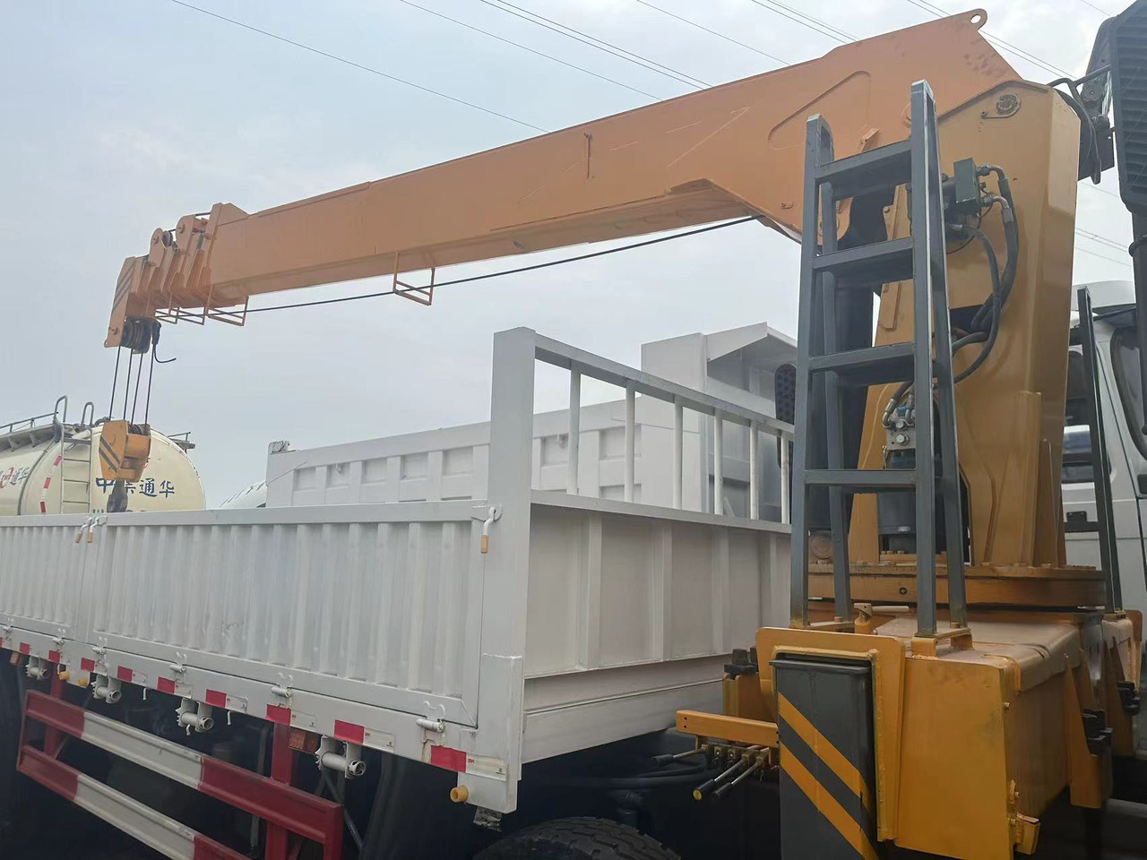 SINOTRUK HOWO 375 8X4 12TONS CLICK HERE FOR DISCOUNT - Kraanwagen: afbeelding 3 SINOTRUK HOWO 375 8X4 12TONS CLICK HERE FOR DISCOUNT - Kraanwagen: afbeelding 3