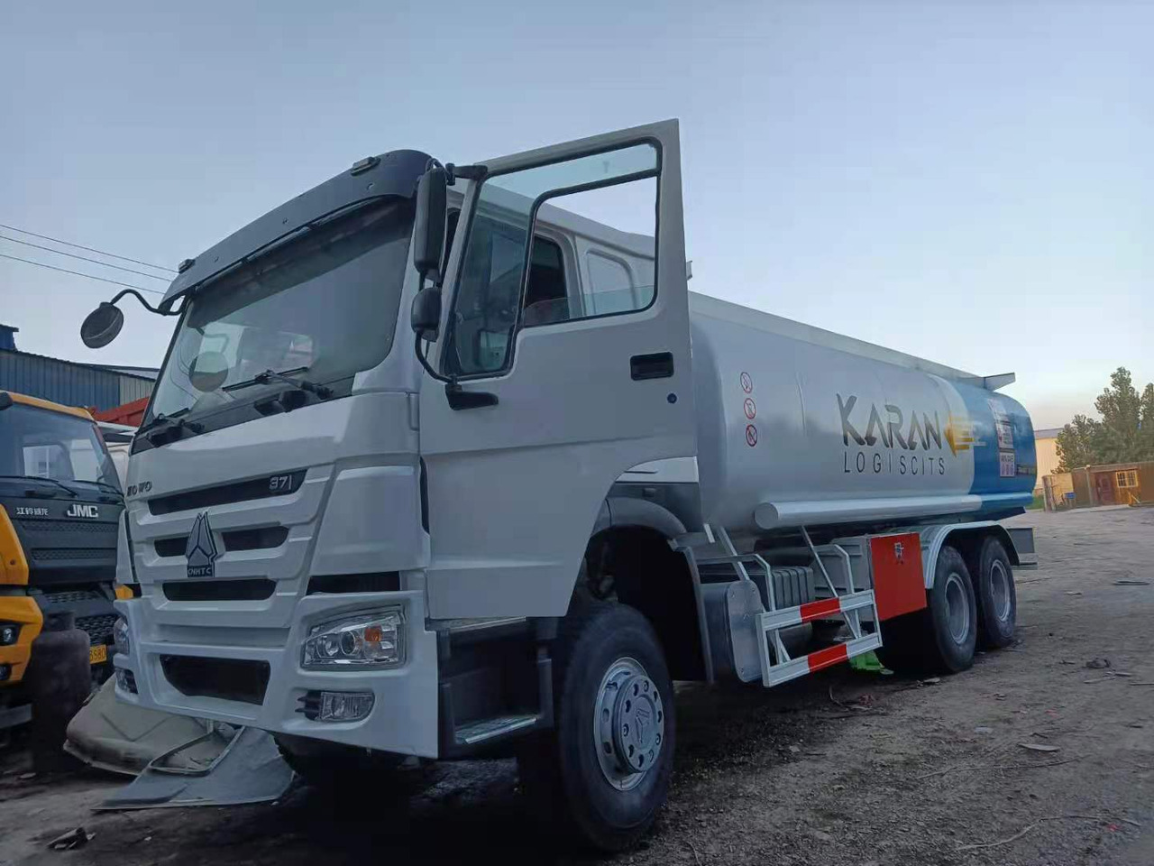 SINOTRUK Howo 371 Fuel Tanker Click Here For DISCOUNT - Tankwagen: afbeelding 2 SINOTRUK Howo 371 Fuel Tanker Click Here For DISCOUNT - Tankwagen: afbeelding 2