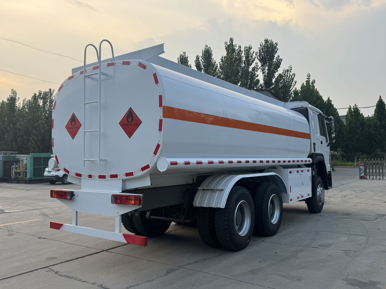 SINOTRUK Howo Fuel Tanker Click Here For DISCOUNT - Tankwagen: afbeelding 5 SINOTRUK Howo Fuel Tanker Click Here For DISCOUNT - Tankwagen: afbeelding 5