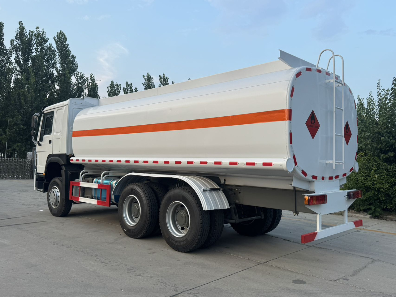 SINOTRUK Howo Fuel Tanker Click Here For DISCOUNT - Tankwagen: afbeelding 2 SINOTRUK Howo Fuel Tanker Click Here For DISCOUNT - Tankwagen: afbeelding 2