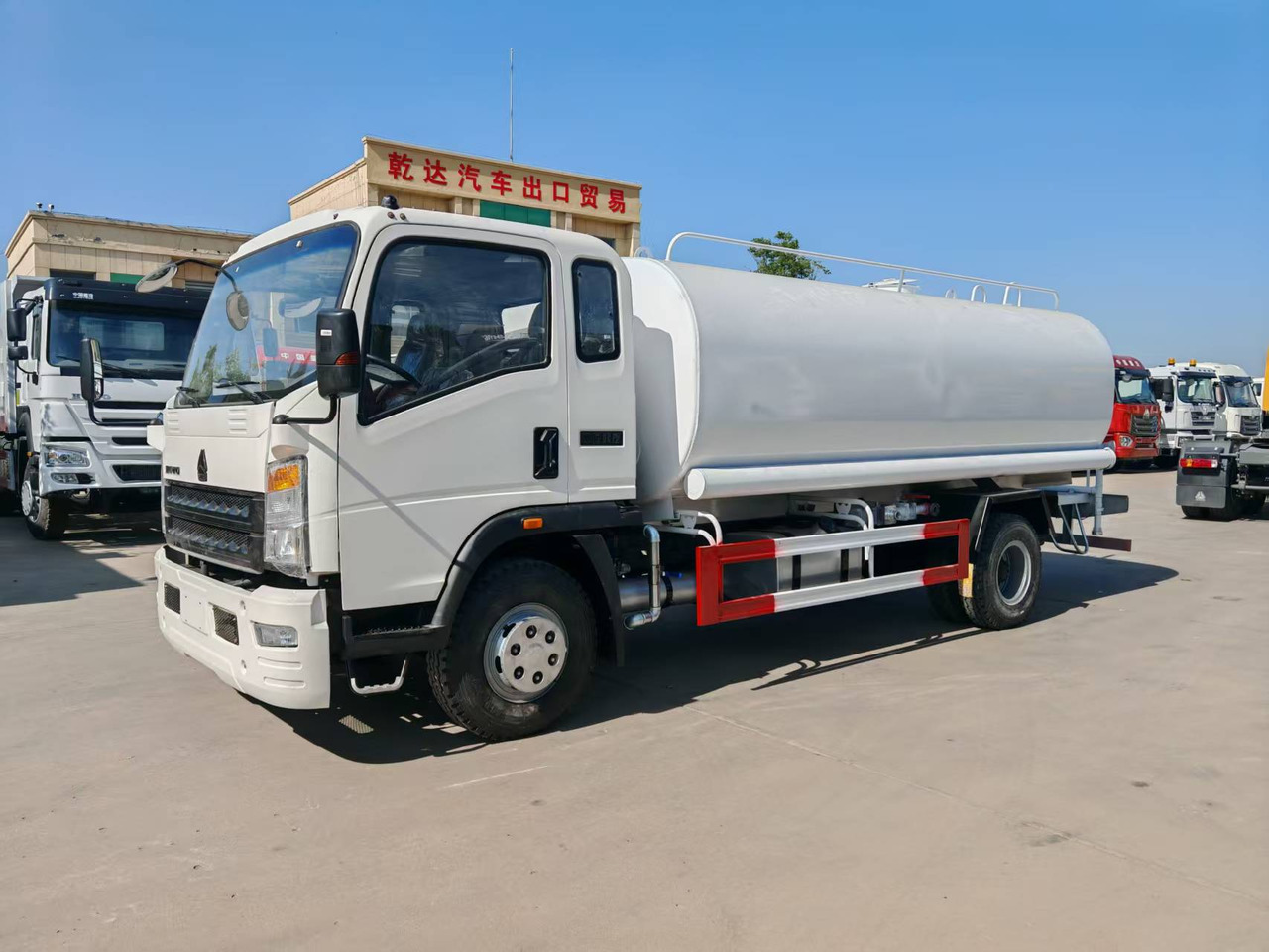 SINOTRUK Howo Water Tanker Click Here For DISCOUNT - Tankwagen: afbeelding 2 SINOTRUK Howo Water Tanker Click Here For DISCOUNT - Tankwagen: afbeelding 2