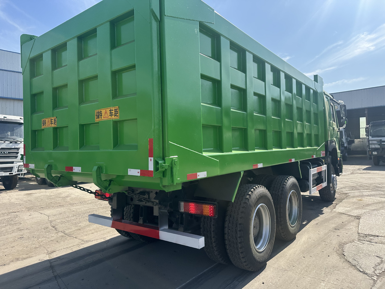 Sinotruck 6x4 HOWO Dump Truck Clcik for Discount - Kipper vrachtwagen: afbeelding 3 Sinotruck 6x4 HOWO Dump Truck Clcik for Discount - Kipper vrachtwagen: afbeelding 3