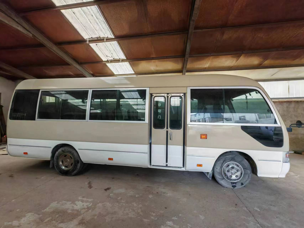 TOYOTA Coach Mini Bus 26 Seats Click Here for Discount - Touringcar: afbeelding 1 TOYOTA Coach Mini Bus 26 Seats Click Here for Discount - Touringcar: afbeelding 1