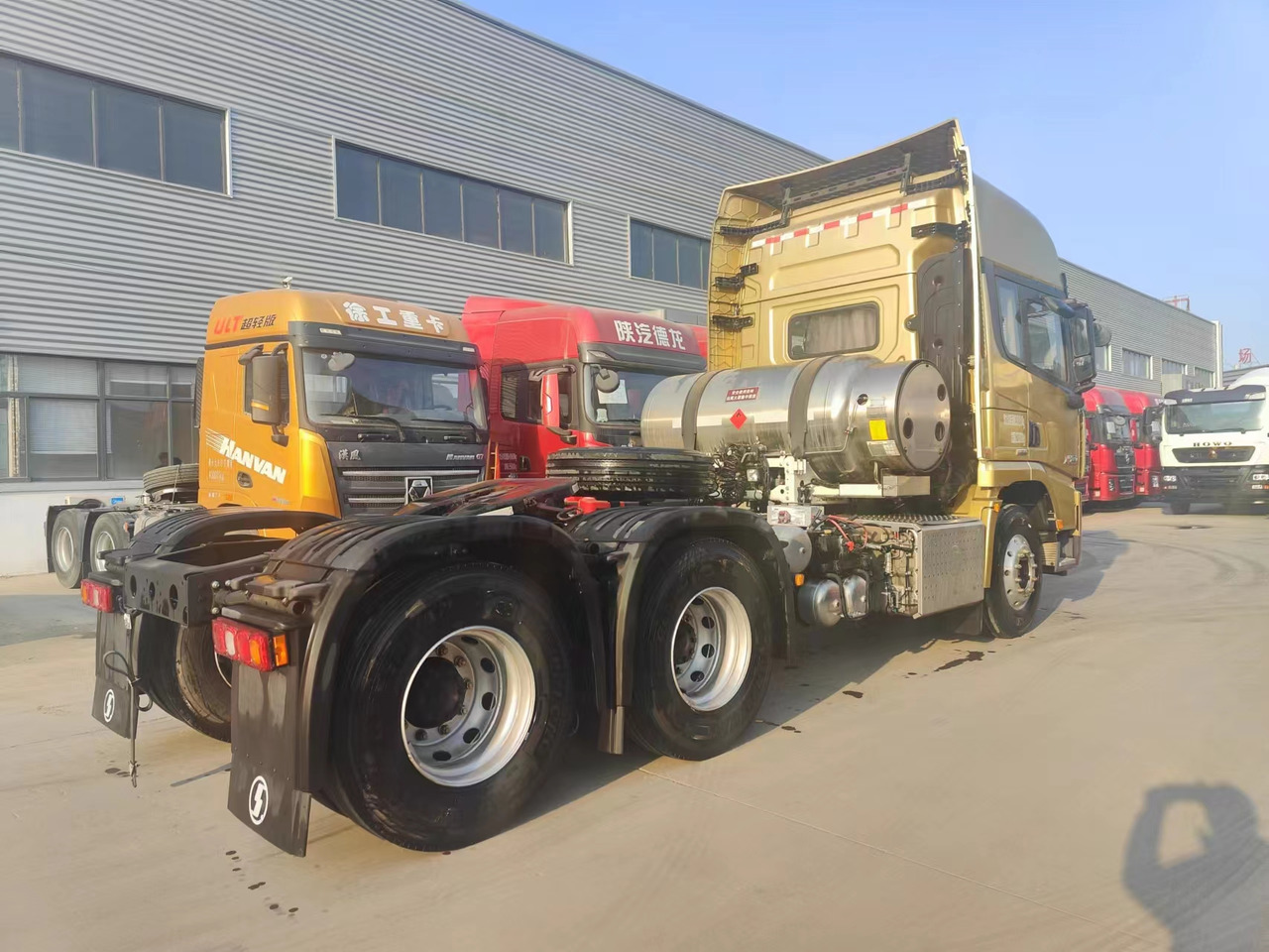 SINOTRUK X5000 6X4 Manual Tractor Unit - Trekker: afbeelding 3 SINOTRUK X5000 6X4 Manual Tractor Unit - Trekker: afbeelding 3