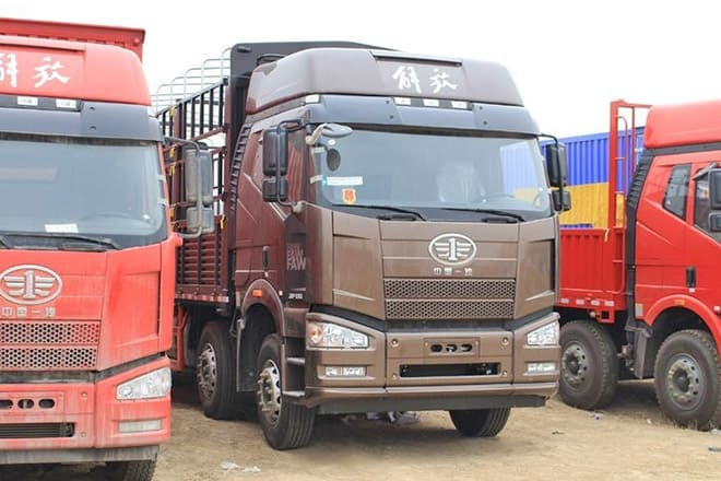 FAW FAW J6P Livestock Truck for Sale in Uganda - Veewagen vrachtwagen: afbeelding 2 FAW FAW J6P Livestock Truck for Sale in Uganda - Veewagen vrachtwagen: afbeelding 2