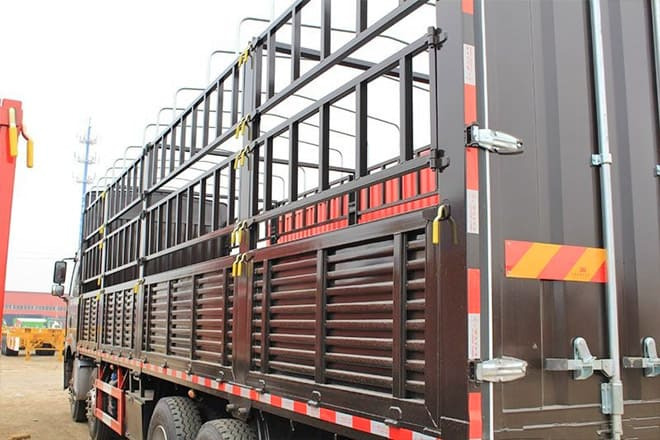 FAW FAW J6P Livestock Truck for Sale in Uganda - Veewagen vrachtwagen: afbeelding 4 FAW FAW J6P Livestock Truck for Sale in Uganda - Veewagen vrachtwagen: afbeelding 4