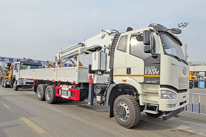 FAW FAW Truck Mounted Crane with Hydraulic Boom for Sale in Kuwait - Kraanwagen: afbeelding 1 FAW FAW Truck Mounted Crane with Hydraulic Boom for Sale in Kuwait - Kraanwagen: afbeelding 1