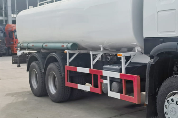 Howo Howo Water Tank Truck for Sale in Zambia - Tankwagen: afbeelding 5 Howo Howo Water Tank Truck for Sale in Zambia - Tankwagen: afbeelding 5
