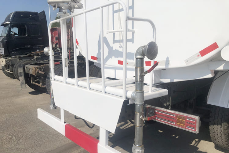Howo Water Tanker Truck for Sale in Guyana - Tankwagen: afbeelding 4 Howo Water Tanker Truck for Sale in Guyana - Tankwagen: afbeelding 4