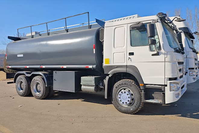 SINOTRUK 2025 New Howo Oil Tanker Trucks for Sale in Congo - Tankwagen: afbeelding 1 SINOTRUK 2025 New Howo Oil Tanker Trucks for Sale in Congo - Tankwagen: afbeelding 1