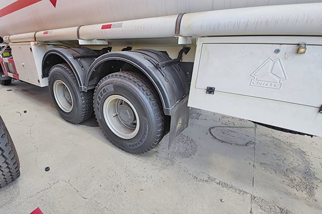 SINOTRUK Howo 400 Diesel Tanker Truck for Sale in Nigeria - Tankwagen: afbeelding 5 SINOTRUK Howo 400 Diesel Tanker Truck for Sale in Nigeria - Tankwagen: afbeelding 5