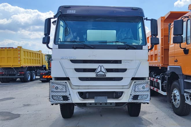 SINOTRUK Howo 400 Diesel Tanker Truck for Sale in Nigeria - Tankwagen: afbeelding 3 SINOTRUK Howo 400 Diesel Tanker Truck for Sale in Nigeria - Tankwagen: afbeelding 3