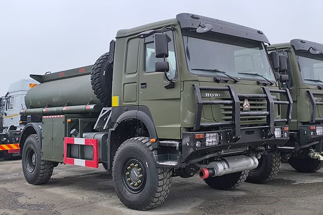 SINOTRUK Howo 4X2 Small Fuel Tanker Truck for Sale in Zambia - Tankwagen: afbeelding 1 SINOTRUK Howo 4X2 Small Fuel Tanker Truck for Sale in Zambia - Tankwagen: afbeelding 1