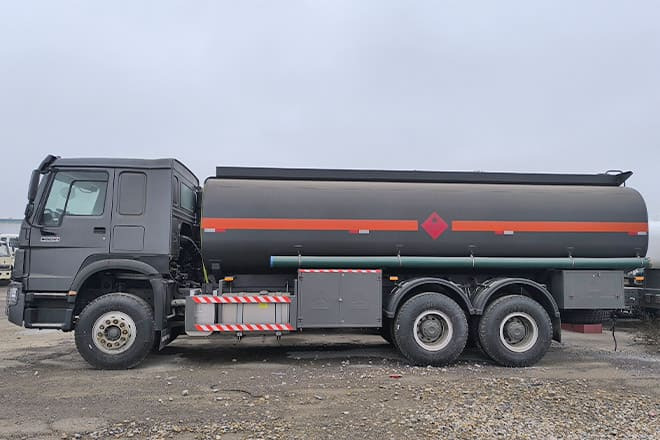 SINOTRUK Howo 6x4 380 Oil Truck for Sale in Mali - Tankwagen: afbeelding 3 SINOTRUK Howo 6x4 380 Oil Truck for Sale in Mali - Tankwagen: afbeelding 3
